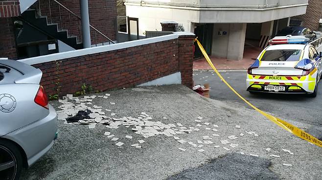 9일 은평구 갈현동 주택가에서 발견된 대남 오물풍선 잔해. 합동참모본부 제공