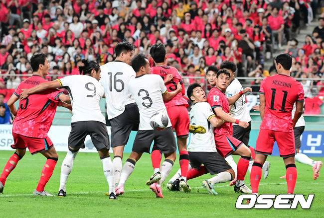 [OSEN=서울월드컵경기장, 지형준 기자] 중국이 예고했던 놀랄 일은 없었다. 한국이 무난하게 중국을 잡아내며 '공한증'&nbsp;역사를 이어갔다.김도훈 임시 감독이 이끄는 대한민국 축구대표팀은 11일 오후 8시 서울월드컵경기장에서 열린 2026 국제축구연맹(FIFA) 북중미 월드컵 아시아 2차 예선 C조 6차전에서 중국을 1-0으로 꺾었다.이날 승리로 한국은 위르겐 클린스만 감독, 황선홍 감독, 김도훈 감독 등 세 명의 감독으로 2차 예선을 치루면서 승점 16(5승 1무)라는 성적으로 조 1위를 확정했다.&nbsp;또한 3차 예선에서 아시아 랭킹 3위로 일본, 이란에 이어서 톱시드 자리를 확보하는데 성공했다.후반 대한민국, 중국 선수들이 문전에서 볼을 다투고 있다. 2024.06.11 / jpnews@osen.co.kr