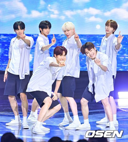 [OSEN=박준형 기자] 11일 오후 서울 상암동 SBS프리즘타워에서 SBS MTV ‘THE SHOW(더쇼)’ 생방송이 진행됐다.이날 더쇼에는 BADVILLAIN(배드빌런), CSR(첫사랑), cignature(시그니처), EVERGLOW(에버글로우), ONE PACT(원팩트), SPIA(수피아), TWS, WATERFIRE, WayV, 니콜(NICOLE), 케플러(Kep1er), 한승우 등이 무대에 올라 퍼포먼스를 선보였다.그룹 투어스가 멋진 무대를 펼치고 있다.   2024.06.11 / soul1014@osen.co.kr