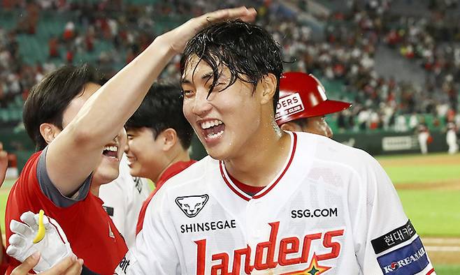 ‘역대급 오심’으로 승리 도둑맞을 위기에 처했던 SSG, 1라운드 신인 내야수 박지환이 구해냈다
