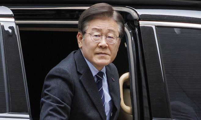 더불어민주당 이재명 대표가 지난 10일 서울 서초구 서울중앙지법에서 열린 '공직선거법 재판 위증교사 혐의' 관련 1심 속행 공판에 참석하기 위해 법원 청사에 도착한 뒤 차량에서 내리고 있다. 연합뉴스