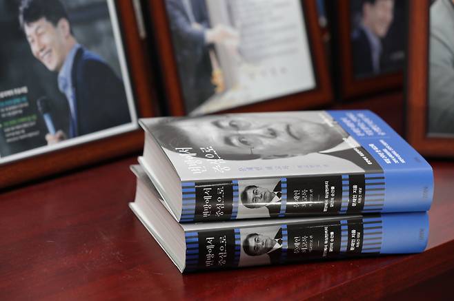 윤건영 더불어민주당 의원이 7일 오후 국회 의원회관에서 시사저널과 인터뷰를 하고 있다. 윤 의원 탁자에 놓인 문재인 전 대통령이 최근 출간한 회고록 《변방에서 중심으로》.