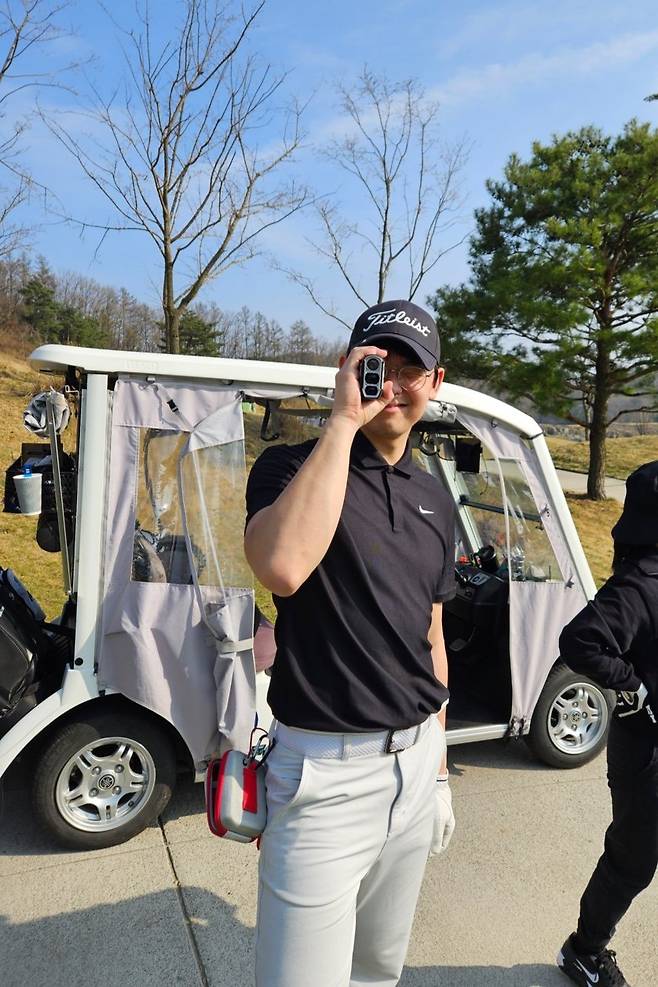 필드에서 익살스러운 포즈를  취한 기세중. 무대 위와는&nbsp;또 다른 매력이 느껴진다. 사진제공 ｜ 블루스테이지