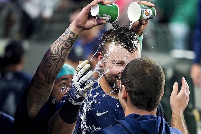 지난 11일(한국시간) 시카고 화이트삭스를 상대로 9회말 끝내기 만루홈런을 때린 칼 라레이가 팀 동료로부터 물 세례를 받고 있다. AP연합뉴스