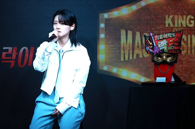 밴드 터치드의 보컬 윤민이 12일 오후 서울 마포구 엠피엠지에서 열린 기자간담회에서 인사말을 하고 있다. 연합뉴스