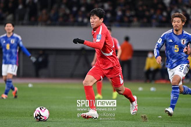 ▲ 북한은 3월에도 이해할 수 없는 결정을 했다. 2026 국제축구연맹(FIFA) 북중미 월드컵 아시아 지역 2차 예선 B조 4차전이 평양에서 치러질 예정이었다. 하지만 북한은 킥오프를 5일 앞둔 상황에 아시아축구연맹에 일방적인 통보를 했다. 다지마 고조 일본축구협회장은 도쿄에서 북일전이 끝난 뒤 믹스트존에서 “너무 갑작스러워서 곧바로 대답할 수 없었다”라며 당혹스러운 반응을 보였다. 6월에도 평양 개최를 하지 않고 중립 구장으로 바꿨다. 미국의 북한 전문 매체 \'NK뉴스\'는 \"북한이 2026 국제축구연맹(FIFA) 북중미 월드컵 예선 홈 경기 장소를 변경했다. 중립국가인 라오스에서 경기가 열릴 예정\"이라고 알렸다. 시리아축구협회에 따르면 이유는 알 수 없었다