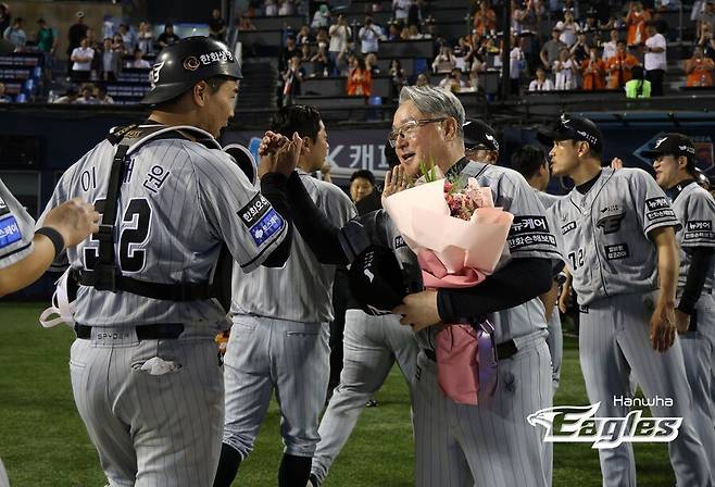 ▲ 꽃다발을 받고 선수들과 900승 축하 하이파이브를 하는 김경문 한화 이글스 감독 ⓒ 한화 이글스