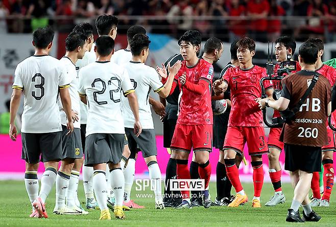 ▲ 손흥민이 중국 원정석을 향해 3-0을 가리키는 손짓을 했다. 경기 후 기자회견에 참석한 손흥민에게 이유를 들을 수 있었다. 손흥민은 "우리 홈 구장에서 야유를 한다는 걸 받아들일 수 없었다. 우리 팬분들을 무시하는 느낌을 받았고, 대한민국 선수로서 무언가 보여주고 싶었다. 그래서 우리가 했던 경기를 제스처로 보여준 것"이라고 설명했다. 위르겐 클린스만 감독 시절 중국 원정에서 따냈던 3-0 완벽한 승리를 홈에서 한번 더 재현해 중국 팬들 코를 납작하게 하려는 다짐이었다 ⓒ곽혜미 기자