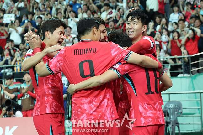 결승골을 넣고 기뻐하는 한국 축구대표팀 선수들의 모습. /사진=김진경 대기자