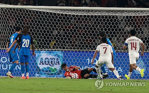 신태용 감독이 이끄는 인도네시아 축구대표팀이 11일 수도 자카르타 겔로라 붕카르노에서 열린 2026 북중미 월드컵 아시아 2차예선 F조 최종전에서 필리핀을 2-0으로 완파하고 3차예선에 진출했다. 인도네시아는 3차예선에서 자국 축구 사상 처음으로 월드컵 본선 티켓에 도전할 수 있게 됐다. 인도네시아는 신 감독의 리더십, 용병술과 더불어 유럽에서 인도네시아 혈통을 찾아 국적 부여하는 방식으로 대표팀을 강화했다. 연합뉴스