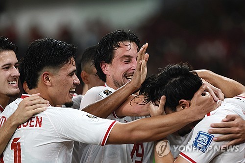 신태용 감독이 이끄는 인도네시아 축구대표팀이 11일 수도 자카르타 겔로라 붕카르노에서 열린 2026 북중미 월드컵 아시아 2차예선 F조 최종전에서 필리핀을 2-0으로 완파하고 3차예선에 진출했다. 인도네시아는 3차예선에서 자국 축구 사상 처음으로 월드컵 본선 티켓에 도전할 수 있게 됐다. 인도네시아는 신 감독의 리더십, 용병술과 더불어 유럽에서 인도네시아 혈통을 찾아 국적 부여하는 방식으로 대표팀을 강화했다. 연합뉴스