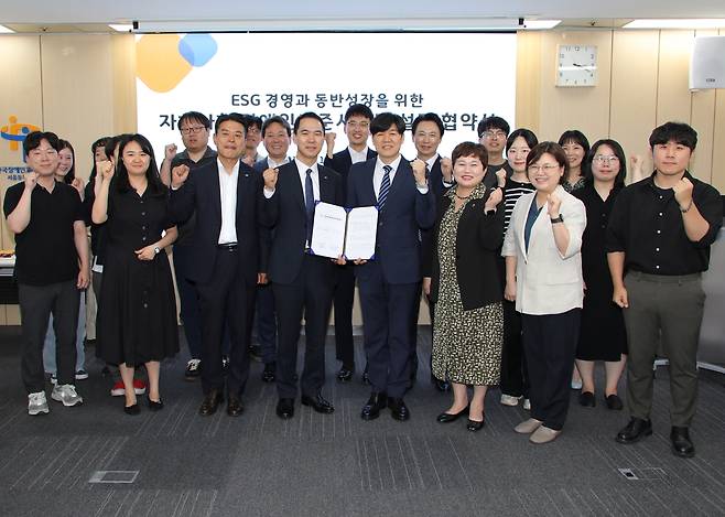 수협은행-한국장애인고용공단 협약 (서울=연합뉴스) Sh수협은행은 한국장애인고용공단과 장애인 일자리 창출을 위한 '자회사형 장애인 표준사업장' 설립 협약을 체결했다고 12일 밝혔다. 2024.6.12 [수협은행 제공. 재판매 및 DB 금지]