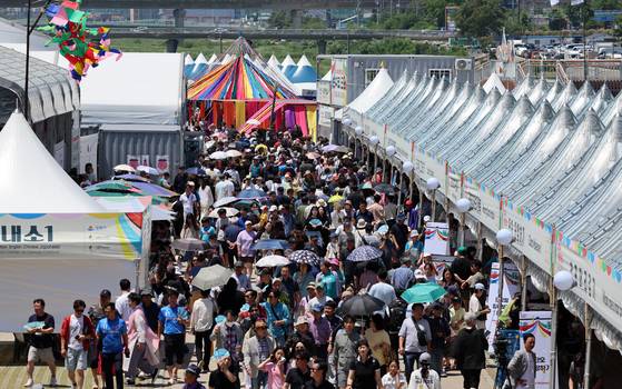 지난 9일 강릉 단오제가 열리고 있던 강릉시 남대천 현장. 〈사진=연합〉
