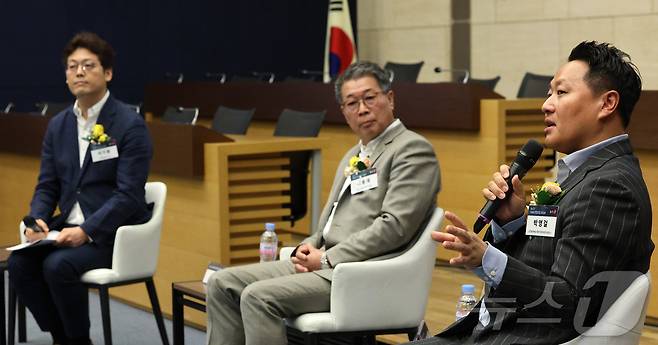 이기원 서울대학교 교수(왼쪽부터), 이용재 농심 국제사업부문장 전무, 박영걸 삼정KPMG 재무자문부문 파트너가 13일 오전 서울 중구 대한상공회의소 의원회의실에서 ‘K-푸드, 전통과 혁신으로 밸류업’을 주제로 열린 뉴스1 F&B산업포럼 2024에서 토론하고 있다. 2024.6.13/뉴스1 ⓒ News1 신웅수 기자