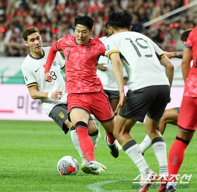 11일 서울월드컵경기장에서 열린 2026 FIFA 북중미 월드컵 2차 예선 대한민국과 중국의 경기. 손흥민이 드리블 돌파를 시도하고 있다. 상암=박재만 기자 pjm@sportschosun.com/2024.06.11/