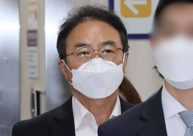 법정 향하는 김명곤 전 문화관광부 장관.[이미지출처=연합뉴스]