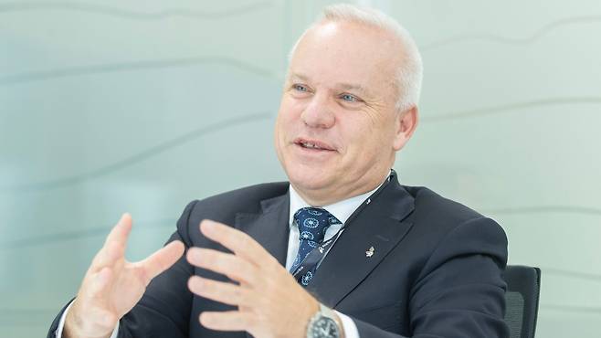 북해 석유·가스전을 운영하는 노르웨이 공기업 에퀴노르의 앤더스 오페달 회장이 한국과의 에너지 사업 협력을 위해 방한, 12일 오전 서울 종로구 에퀴노르 한국지사 사무실에서 본지와 인터뷰를 진행했다. 최근 동해 영일만 일대 석유·가스 매장 가능성이 화제인 것과 관련, 오페달 회장은 노르웨이의 북해 유전 개발 과정을 설명하며 “석유와 가스 탐사는 상당한 전문성과 지치지 않는 끈기가 요구된다”고 말했다. /박상훈 기자