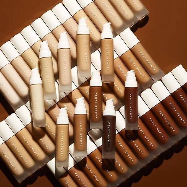 가수 리한나가 출시한 50가지 색상의 펜티 뷰티 파운데이션. 이 제품이 반향을 일으키면서 미국에선 '펜티 이펙트(효과)'라는 용어가 생겼다. /펜티뷰티