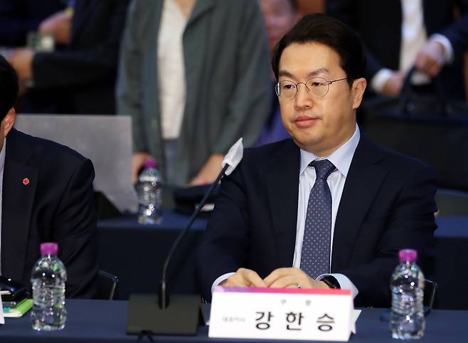 강한승 쿠팡 대표이사가 서울 중구 포스트타워에서 열린 플랫폼 자율기구 자율규제방안 발표회에서 순서를 기다리고 있다. /뉴스1