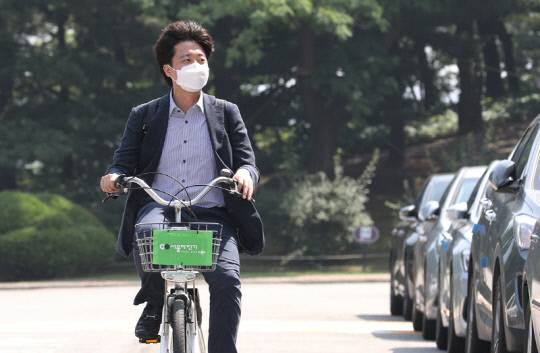 이준석 의원이 지난 2021년 6월13일 오전 따릉이를 타고 국회의사당역에서 국회로 첫 출근을 하고 있다. 연합뉴스
