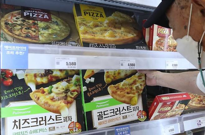 서울 중구 롯데마트 서울역점에서 한 시민이 피자를 고르고 있다.ⓒ뉴시스