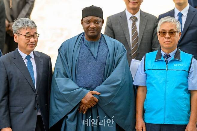 감비아 아다마 바로우(Adama Barrow) 대통령이 조창연 코피아세네갈센터 소장(왼쪽)과 정충섭 코피아세네갈센터 전문가가 기념사진을 촬영하고 있다. ⓒ데일리안 배군득 기자