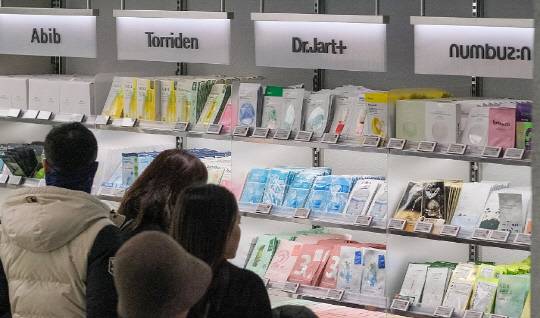 한국 화장품 대미 수출비중이 사상 처음으로 중국을 제친 것으로 나타났다. 사진은 서울 명동의 한 화장품 판매점 모습. 연합뉴스