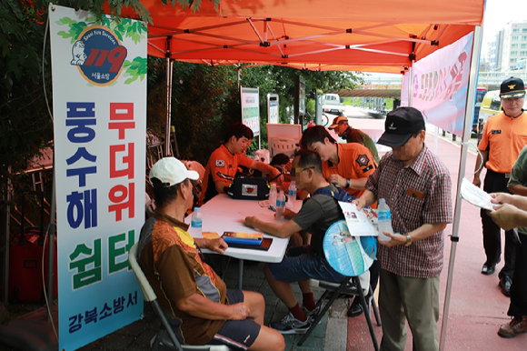 풍수해, 무더위 쉼터에서 서울시민들이 안내를 받고 있다. [사진=서울시]