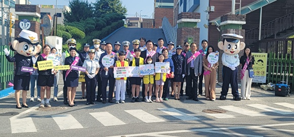 오늘 오학초등학교 앞에서 여주경찰서 직원과 이충우 여주시장, 녹색어린이 연합회 회원들이 어린이 보호구역 안전시설 합동점검 및 교통사고 예방 캠페인을 마치고 기념 촬영을 하고 있다. [사진=여주경찰서]