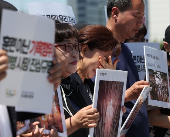 지난 4일 국방부 청사 앞에서 열린 12사단 훈련병 사망 사건 기자회견에서 현·전역 병사 부모들이 눈물을 흘리고 있다. [연합뉴스]