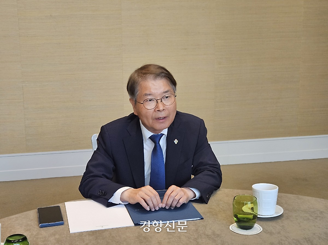 국제노동기구(ILO) 총회에 참석 중인 이정식 고용노동부 장관이 지난 11일(현지시간) 스위스 제네바의 한 호텔에서 인터뷰를 하고 있다. 고용노동부 기자단