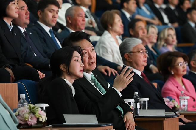 President Yoon Suk Yeol (second from left, front row), first lady Kim Keon Hee (left, front row) and Kazakhstan President Kassym-Jomart Tokayev (third from left, front row) attend a stage performance at the Kalibek Kuanyshbaev Kazakh Musical and Drama Theater in Astana, the capital of Kazakhstan, on Wednesday. (Pool photo by Yonhap)