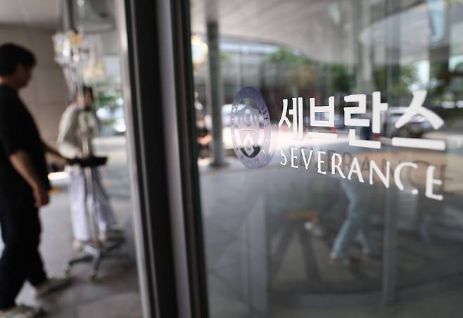 A patient walks into the Severance Hospital building in Seoul's Seodaemun-gu on Wednesday. (Yonhap)