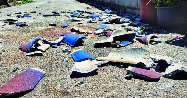 12일 오전 전북 부안에서 발생한 규모 4.8의 지진으로 부안군 개화면의 한 주택 지붕 기왓장이 도로에 떨어져 있다. 호남지역에서 규모 4.0 이상의 지진이 발생한 것은 처음이다. 여진도 규모 3.1을 포함해 총 15차례 발생했다. 뉴시스