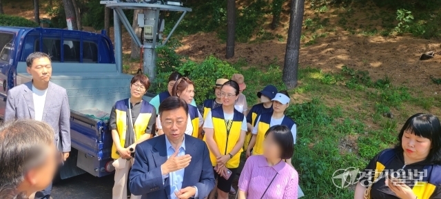 신상진 성남시장이 13일 성남혜은학교를 방문해 학부모들과 대화를 나누고 있다. 박용규기자