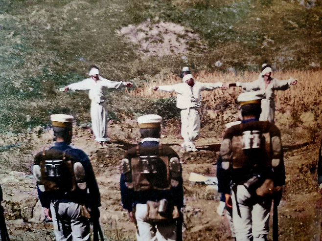 일본 헌병에 의해 나무 십자가에 손발이 묶여 총살되는 독립운동가 김성산, 이춘근, 안순서. 일본 사진병이 찍은 사진에 컬러를 입혔다. [쉬충마오·서해문집]