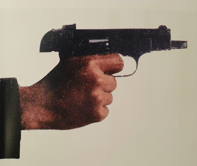 안중근 의사가 사용한 권총. 탄창과 총알 사진도 함께 수록됐다. [쉬충마오·서해문집]