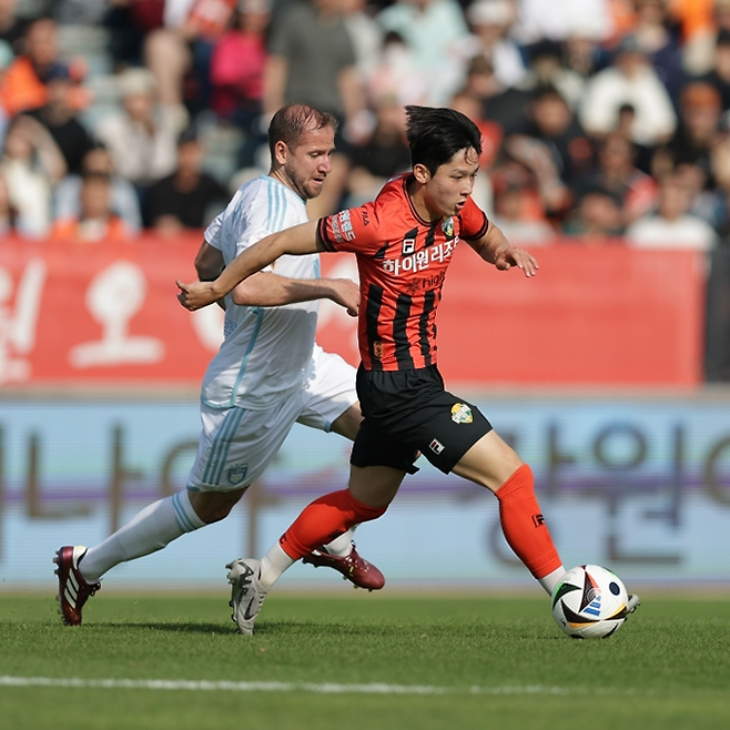 강원FC 양민혁 2024 K리그1 울산HD전 돌파. 사진=한국프로축구연맹 제공