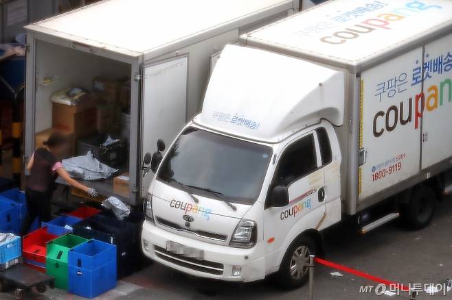 서울 시내 한 쿠팡 배송 캠프에서 택배기사가 배송 준비 작업을 하고 있다.  /사진=뉴시스