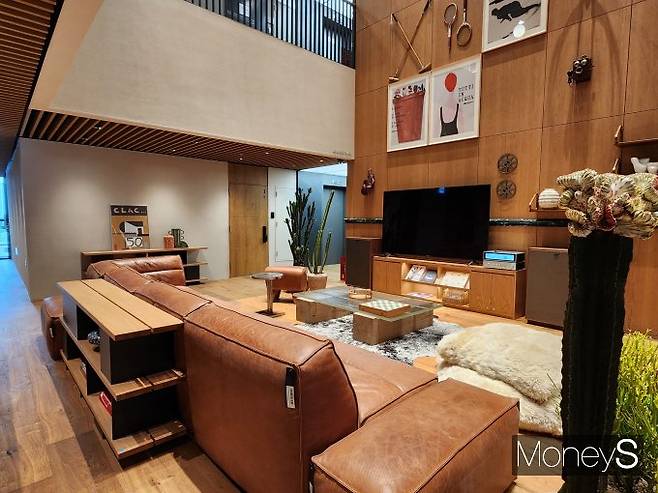 단기 주거자 용 공용 거실. TV과 소파, 카페트 등 거실 같은 인테리어를 자랑한다./사진=머니S 정영희 기자