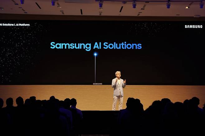 12일(현지시간) 미국 실리콘밸리에서 열린 ‘삼성 파운드리 포럼 2024(Samsung Foundry Forum 2024)’에서 삼성전자 파운드리 사업부장 최시영 사장이 기조연설을 하고 있다. [삼성전자 제공]