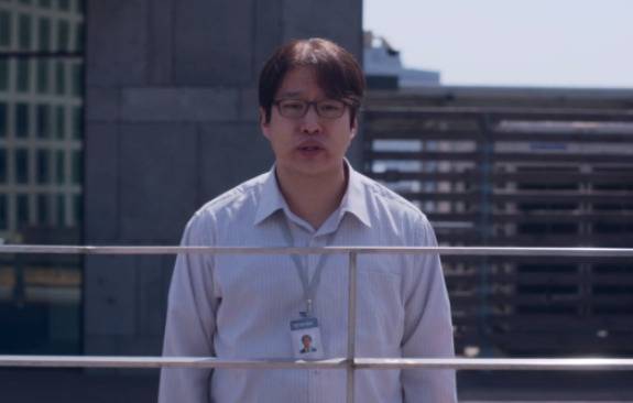 넷플릭스 오리지널 마스크걸에서 주오남은 김모미를 짝사랑 하고 있다. [넷플릭스 캡처]