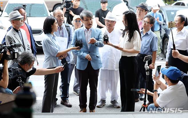 [서울=뉴시스] 추상철 기자 = 김건희 여사에게 명품가방을 건네는 장면을 몰래 촬영한 혐의를 받고 있는 최재영 목사가 13일 오전 서울 영등포구 영등포경찰서에서 '건조물 침입' 등 고발 사항과 관련 조사를 받기 위해 경찰에 출석하며 취재진의 질문에 답변하고 있다. 2024.06.13. scchoo@newsis.com