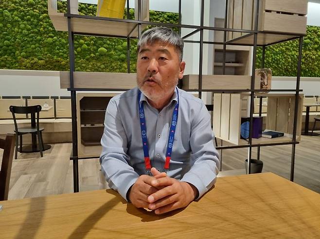 [서울=뉴시스] 김동명 한국노동조합총연맹 위원장이 지난 11일(현지시각) 스위스 제네바에서 열린 제112차 국제노동기구(ILO) 총회에 참석해 노동계 대표로 연설한 뒤 인터뷰를 갖고 있다. 2024.06.13. (사진=고용노동부 기자단 제공) *재판매 및 DB 금지