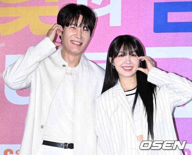 [OSEN=이대선 기자] 13일 오후 서울 신도림동 라마다 서울 신도림 호텔에서 JTBC 새 토일드라마 '낮과 밤이 다른 그녀' 제작발표회가 열렸다.어느 날 갑자기 노년 타임에 갇혀버린 취준생과 낮과 밤 올 타임 그녀에게 휘말린 능력캐 검사의 기상천외한 인턴십 X 앙큼달콤 로맨틱 코미디 드라마로 6월 15일 밤 10시 30분 첫 방송된다.배우 최진혁, 정은지가 포토타임을 갖고 있다.2024.06.13 /sunday@osen.co.kr