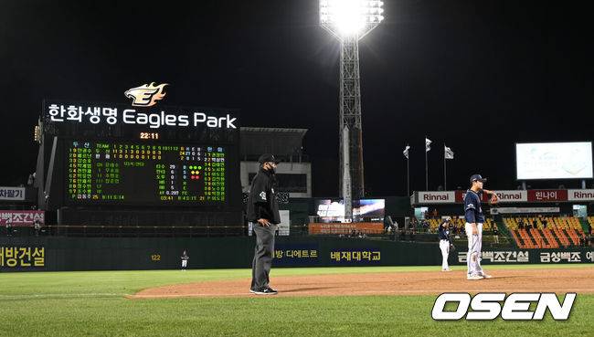 [OSEN=대전,박준형 기자] 두산 베어스는 26일 대전 한화생명이글스파크에서 열린 2022 신한은행 SOL KBO리그 한화 이글스와의 시즌 5차전에서 24-3&nbsp;대승을 거뒀다. 9회말 22점 차이가 벌어진 가운데 경기가 진행되고 있다.   2022.05.26 / soul1014@osen.co.kr
