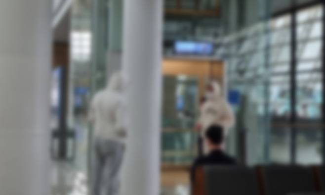 지난 2023년 징집을 피해 한국행을 택한 러시아인 체류자들이 인천공항 3층 출국장에서 송환대기실로 가기 위해 엘리베이터를 기다리고 있다. 세계일보 자료사진