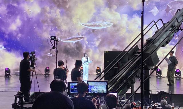 11일 경기도 파주 CJ ENM 스튜디오센터 내 버추얼 프로덕션(VP) 스테이지에서 CJ온스타일의 쇼호스트가 인스파이어 엔터테인먼트 리조트 모바일 라방을 진행하고 있다. 이번 방송은 CJ온스타일과 CJ ENM 엔터테인먼트가 협업해 업계 최초로 버추얼 라방을 선보인 첫 사례다. 파주=김남명 기자