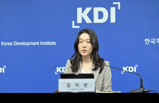 김지연 한국개발연구원(KDI) 동향총괄이 13일 정부세종청사에서 기자들과 만나 '직무 분석을 통해 살펴본 중장년 노동시장의 현황과 개선 방안' 보고서에 대해 설명하고 있다. 사진 제공=KDI