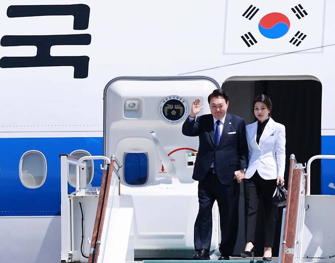 우즈베키스탄을 국빈 방문한 윤석열 대통령과 김건희 여사가 6월13일(현지시간) 우즈베키스탄 타슈켄트 국제공항에 도착해 전용기인 공군 1호기에서 내리며 인사하고 있다. ⓒ연합뉴스
